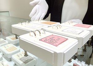 結婚指輪探しでジュエリーショップ何件回る？