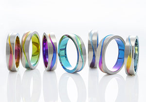 カラーが魅力の結婚指輪『SORA』で大人気！7種類から選べるグラデーションカラー