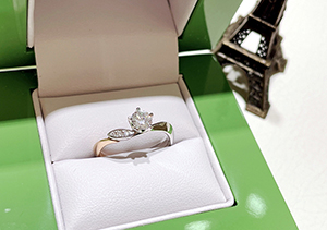 ピンクゴールドの婚約指輪はあり？なし？