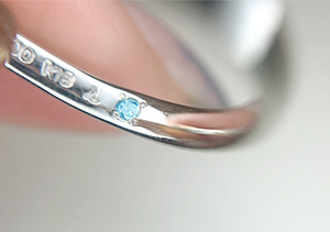 幸せを呼ぶ？青いおまじないが入った結婚指輪