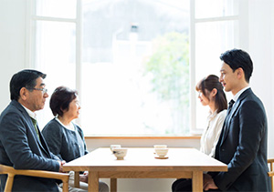 婚約指輪を貰ったら、お返しが必要なの知っていた？