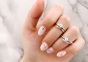 婚約指輪と結婚指輪の重ね着けって本当にするの？