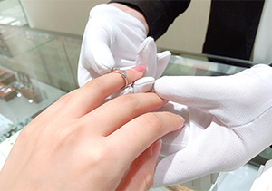 指輪が抜けない！困ったら指輪専門店へ相談しましょう