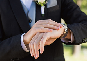 婚約指輪を貰ったらお返しするって知ってた？婚約記念品のお返しに贈るプレゼント
