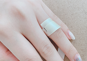 婚約指輪を贈る為に！彼女にバレずに指のサイズを測る方法