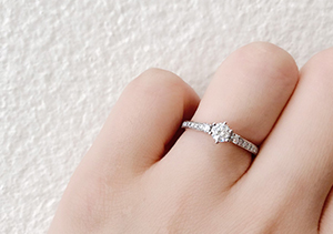 指のタイプ別診断！《指の節がしっかりしている方に似合う婚約指輪》